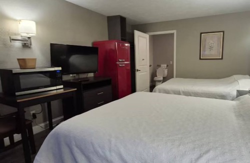 Merrillville Hotel | 2 Inviting Rooms Located Near Candy Factory, Mall & Park Trails | Free Parking