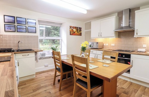 Corris Apartment | 2 ISYGRAIG, pet friendly, country holiday cottage in Corris