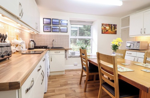 Corris Apartment | 2 ISYGRAIG, pet friendly, country holiday cottage in Corris