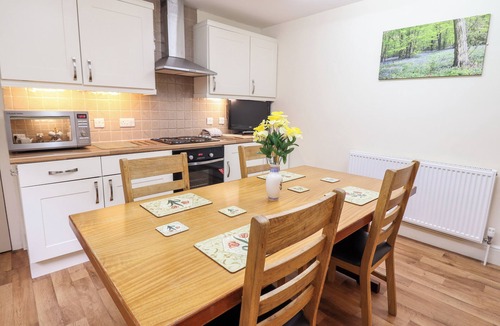 Corris Apartment | 2 ISYGRAIG, pet friendly, country holiday cottage in Corris