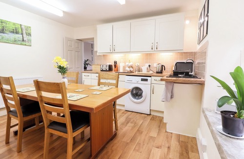 Corris Apartment | 2 ISYGRAIG, pet friendly, country holiday cottage in Corris