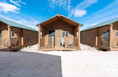 St. Charles Cabin | #2 Jeep Mini Cabin w/AC, Fire Pit & BBQ!