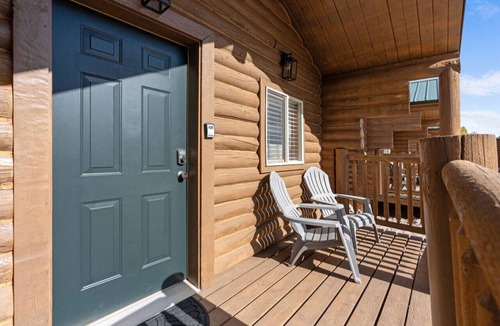 St. Charles Cabin | #2 Jeep Mini Cabin w/AC, Fire Pit & BBQ!