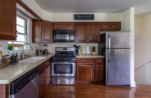 Pistakee Highlands House | 2 kayaks Game room Firepit BBQ grill Netflix WiFi