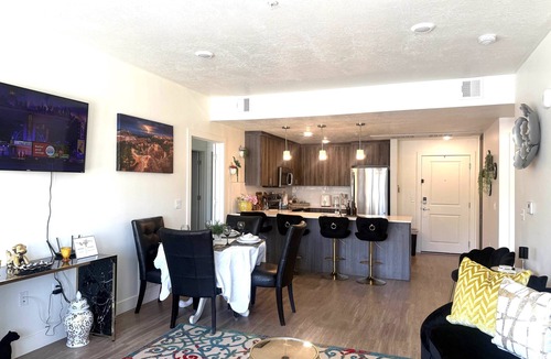 Downtown Salt Lake City Apartment | 2 King 2-bedroom near Convention Center - Garage Parking