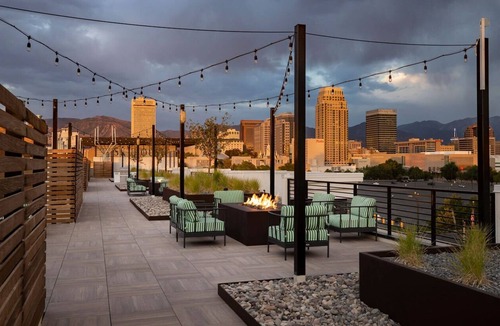 Downtown Salt Lake City Apartment | 2 King 2-bedroom near Convention Center - Garage Parking