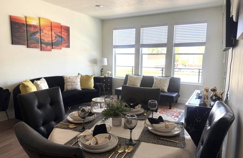 Downtown Salt Lake City Apartment | 2 King 2-bedroom near Convention Center - Garage Parking