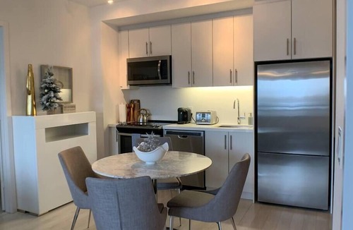 Innisfil Apartment | 2 King BD, Spring Escape-Balcony Views-Walk to Lakefront Marina & Hiking Trails