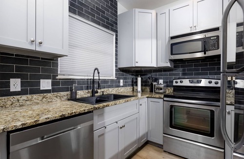 South Lamar House | 2 King Beds -Close to Downtown - Private Backyard