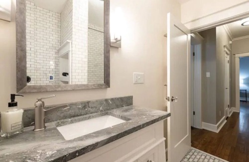 Hanover Place Apartment | 2 KING Beds+ Heated Bathroom Floor + Close to Westport