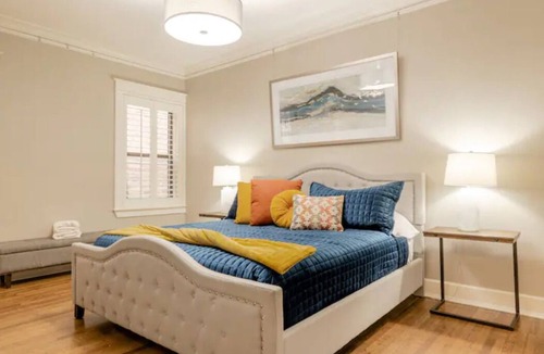 Hanover Place Apartment | 2 KING Beds+ Heated Bathroom Floor + Close to Westport