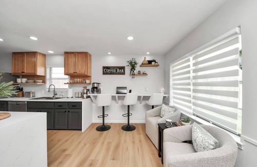 Barker House | 2 King Beds I Coffee Bar/Lounge I SUPER Fast WiFi