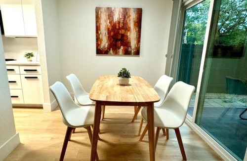 East Oak Hill House | 2 King Master with en-suite Bath-Pet Friendly