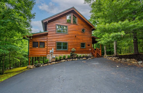 Sevierville Cabin | 2 KING SUITES, BOOK NOW FOR SPRING & SUMMER!