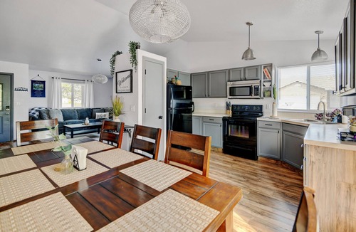 Loveland House | 2 King Suites + Game Room ~ A Gem on Turquoise St. Family friendly!