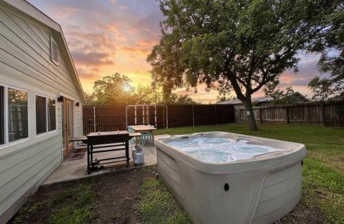 Blanco House | 2 Kings Hot Tub Modern Cottage Hill Country