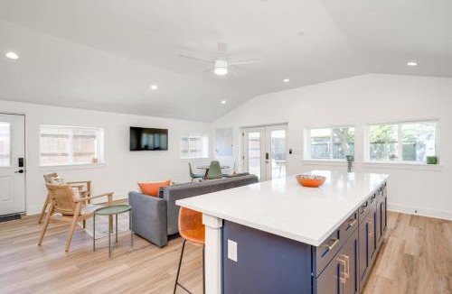 Blanco House | 2 Kings Hot Tub Modern Cottage Hill Country
