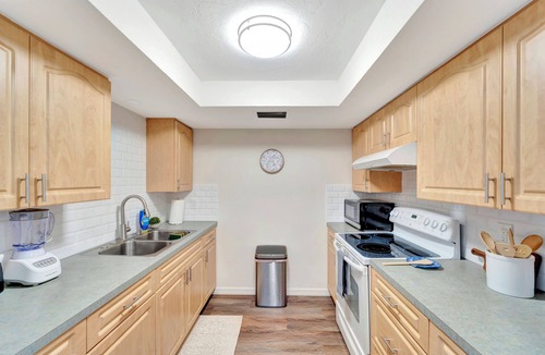 Venice Gardens House | 2 Kitchens + Pool + Ping-Pong + Corn Hole + BBQ + Next to Venice Downtown