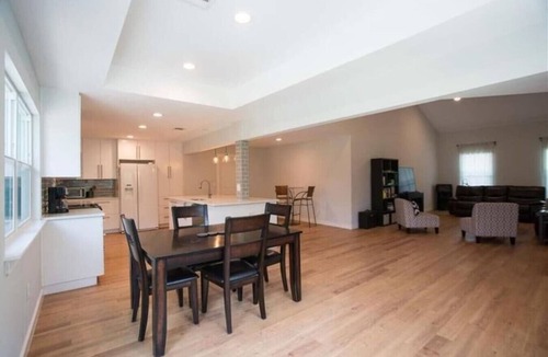 Manchaca House | 2 Large Bedrooms | Private | Downtown