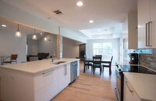 Manchaca House | 2 Large Bedrooms | Private | Downtown