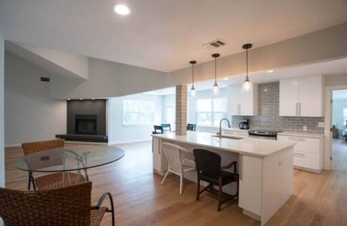 Manchaca House | 2 Large Bedrooms | Private | Downtown