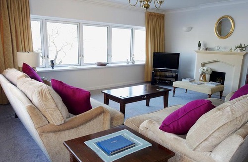 Dartmouth House | 2 Lee Court - Spacious Waterfront Apartment