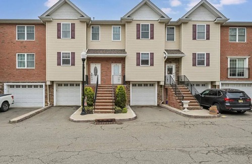 Wallington Condo | 2-Level 2 bedroom, 2 1/2 bath condo near MetLife. Easy rideshare access