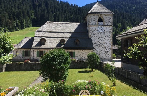 Vers L'Eglise Ski Chalet | 2-level apartment in a traditional chalet 2 steps from the slopes