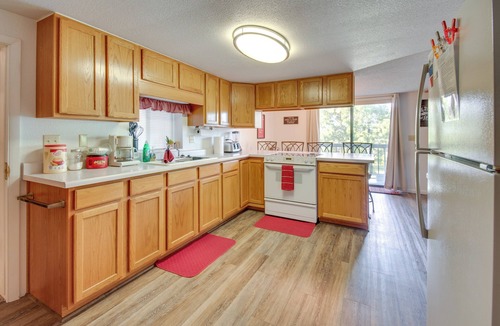 Lonergan House | 2-Level Home w/Deck: 1/2 Mi to Lake McConaughy!