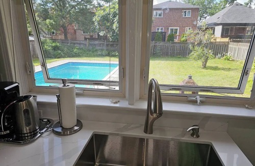 Burlington House | 2 living rooms, 3x TVs - walkable to downtown Burlington, Hospital, Mall, Beach