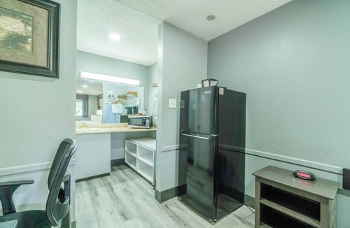 Ira Hotel | 2 Lodging | Easy Reach to Scurry County Museum & Historic Sites | 2 Queen Beds