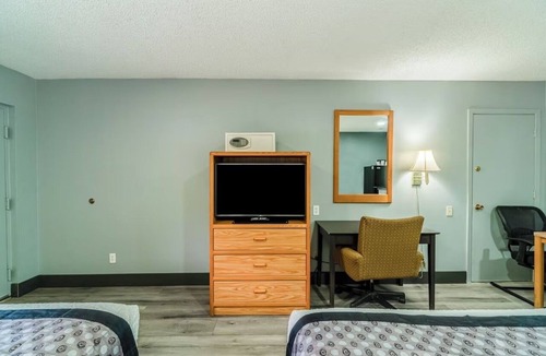 Ira Hotel | 2 Lodging | Easy Reach to Scurry County Museum & Historic Sites | 2 Queen Beds