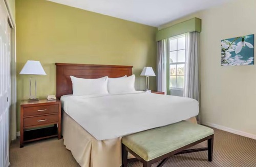West Kissimmee Hotel | 2 Luxury Suites with Kitchen for Families or Groups | Near Universal and Disney