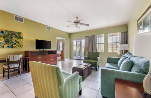 West Kissimmee Hotel | 2 Luxury Suites with Kitchen for Families or Groups | Near Universal and Disney