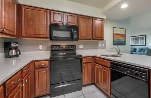 West Kissimmee Hotel | 2 Luxury Suites with Kitchen for Families or Groups | Near Universal and Disney