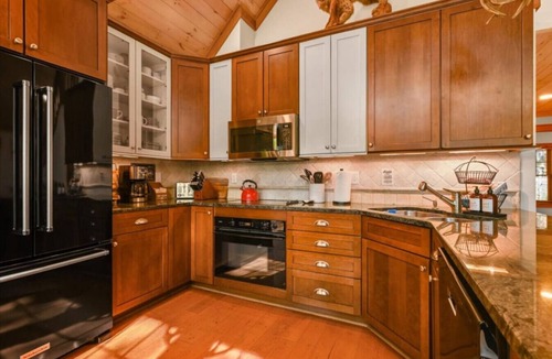 Tannersville Cabin | 2 Master BDRM, 2 Min to Camelback - Sleeps 10