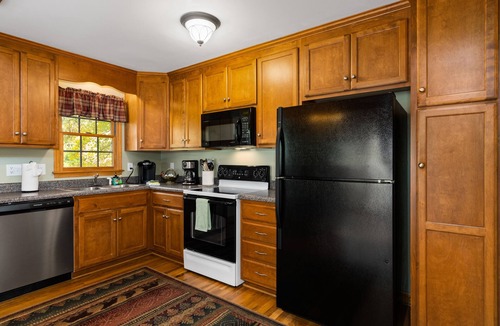 Maggie Valley Cabin | 2 Master Suites - Clean - Cozy - WiFi - Elk - Covered Porch - ezAccess - 5 Stars
