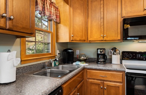Maggie Valley Cabin | 2 Master Suites - Clean - Cozy - WiFi - Elk - Covered Porch - ezAccess - 5 Stars