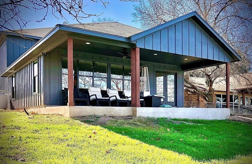 Burnet House | 2 Masters, 2 Living rooms, w/Paddleboards. Serene Waters.