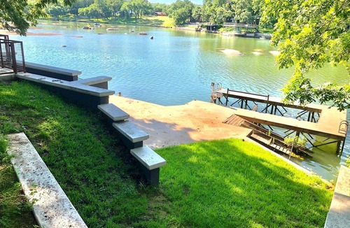 Burnet House | 2 Masters, 2 Living rooms, w/Paddleboards. Serene Waters.
