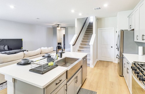 Round Rock Apartment | < 2 Mi Kalahari & Dell Diamond! Modern Townhome