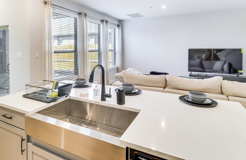 Round Rock Apartment | < 2 Mi Kalahari & Dell Diamond! Modern Townhome