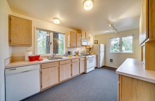 Seattle Metro Area Apartment | 2 Mi to Burien Peaceful Studio with Deck!