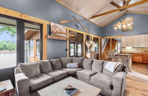 Shreveport House | 2 mi to Casinos, Red River Lodge, River Views