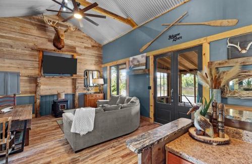Shreveport House | 2 mi to Casinos, Red River Lodge, River Views