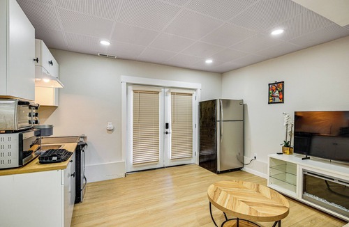 Des Moines Apartment | 2 Mi to Des Moines Beach Park: Mod Des Moines Apt