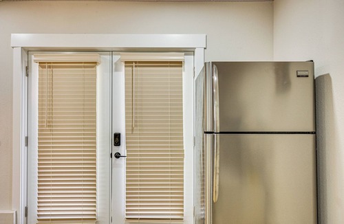 Des Moines Apartment | 2 Mi to Des Moines Beach Park: Mod Des Moines Apt