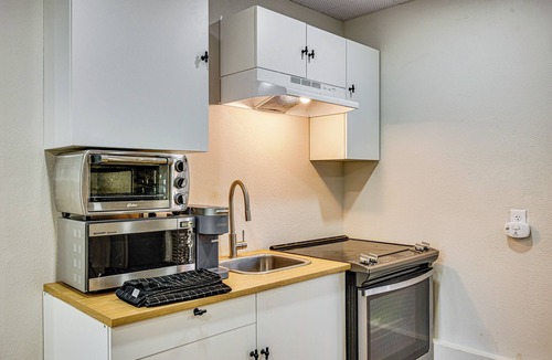 Des Moines Apartment | 2 Mi to Des Moines Beach Park: Mod Des Moines Apt