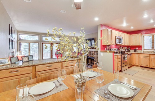 Incline Village Condo | 2 Mi to Diamond Peak! Corner-Unit Condo w/Hot Tub
