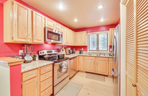 Incline Village Condo | 2 Mi to Diamond Peak! Corner-Unit Condo w/Hot Tub